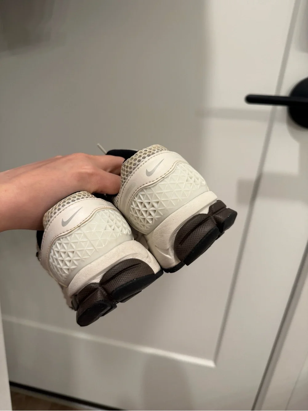 Nike Women’s White Black Mesh Running Sneakers - Picture 3 of 5